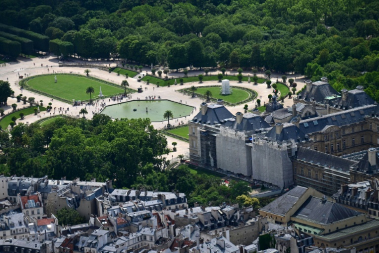 Vue aérienne du Sénat à Paris, le 11 juillet 2023, avec sur la gauche le Jardin du Luxembourg. ( AFP / Emmanuel DUNAND )