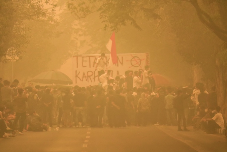 Des habitants manifestent pour réclamer des mesures afin de lutter contre les incendies qui génèrent des fumées toxiques, à Palangkaraya,en Indonésie le 23 octobre 2026 ( AFP / REINA )