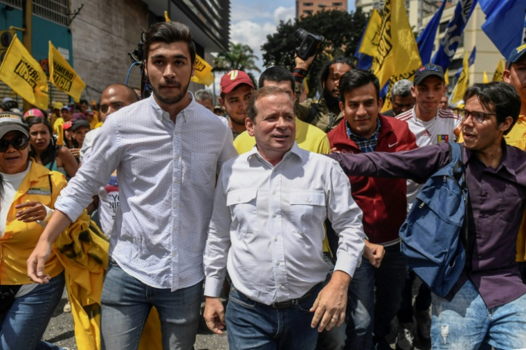 Le député d'opposition vénézuélien Juan Pablo Guanipa (c) lors d'une manifestation contre le manque d'électricité, d'essence, d'eau et de gaz dans l'État de Zulia et contre le président vénézuélien Nicolas Maduro, le 24 octobre 2019 à Caracas ( AFP / Federico PARRA )