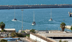 Des bateaux de la flottille pour Gaza interceptés par les forces navales israéliennes, arrivent dans le port d'Ashdod, dans le sud d'Israël, le 2 octobre 2025 ( AFP / Saeed QAQ )