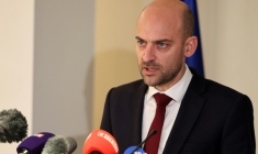 Le ministre français des Affaires étrangères, Jean-Noël Barrot, lors d'un point presse à l'aéroport international Ben-Gourion de Tel-Aviv, le 20 mars 2026 en Israël ( AFP / Jack GUEZ )