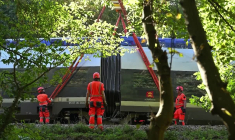 Déraillement d'un TER en Normandie: début des opérations de relevage du train