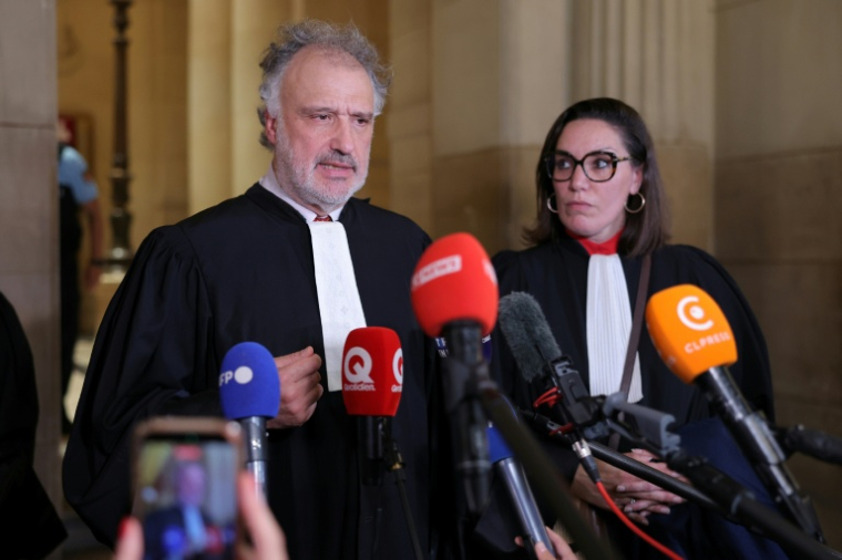 Rodolphe Bosselut (g) et Sandra Chirac Kollarik, les avocats de Marine Le Pen; s'expriment devant la presse après le verdict du procès en appel  pour détournement de fonds publics européens dans l'affaire des emplois fictifs présumés au Parlement européen, à la cour d'appel de Paris, le 7 juillet 2026 ( AFP / Kenzo TRIBOUILLARD )