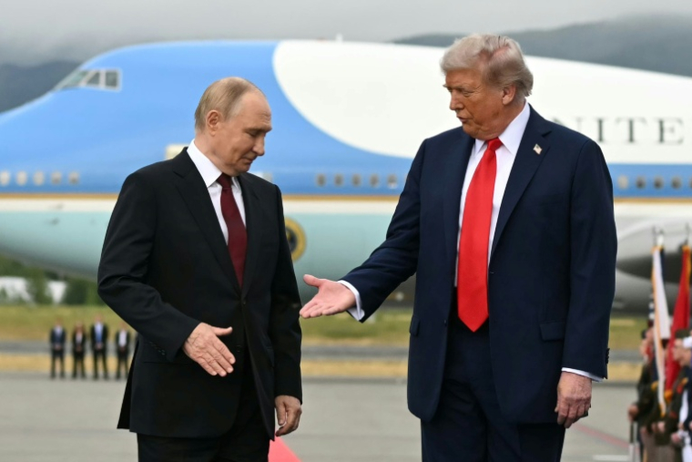Le président russe Vladimir Poutine à gauche et à droite le président américain Donald Trump, le 15 août 2025 à Anchorage, en Alaska, aux Etats-Unis ( AFP / ANDREW CABALLERO-REYNOLDS )