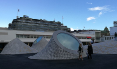 Ce musée finlandais présente un mystérieux bloc de béton volant (Crédit photo: Sino Yu - Wikimedia Commons)