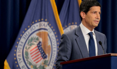 Kevin Warsh, président de la Réserve fédérale américaine, tient une conférence de presse à Washington