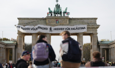 Des militants propalestiniens déploient une banderole sur la porte de Brandebourg à Berlin, le 13 novembre 2025 ( dpa / Kay Nietfeld )