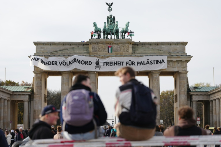 Des militants propalestiniens déploient une banderole sur la porte de Brandebourg à Berlin, le 13 novembre 2025 ( dpa / Kay Nietfeld )