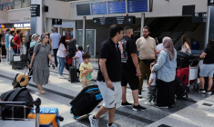 Des personnes se tiennent à côté de leurs bagages à l'aéroport international de Beyrouth-Rafic Hariri, à Beyrouth, au Liban
