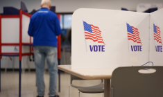 Un électeur américain dans un bureau de vote de Minneapolis, lors du premier jour de vote par anticipation dans le Minnesota (nord), le 16 octobre 2026 ( AFP / Tim Evans )