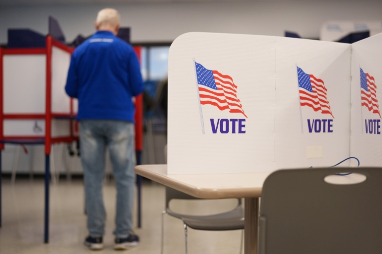 Un électeur américain dans un bureau de vote de Minneapolis, lors du premier jour de vote par anticipation dans le Minnesota (nord), le 16 octobre 2026 ( AFP / Tim Evans )