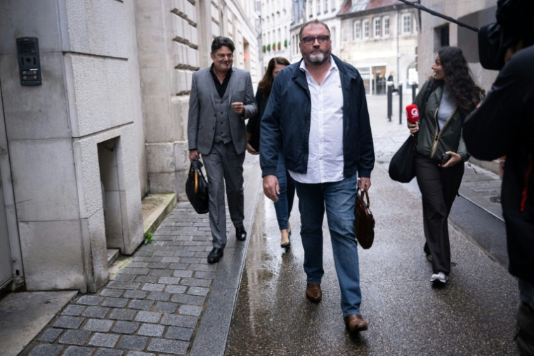 L'ex-anesthésiste Frédéric Péchier arrive au tribunal de Besançon le 9 septembre 2025 ( AFP / SEBASTIEN BOZON )