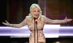 La chanteuse et actrice Dolly Parton s'exprime sur scène lors de la 23e cérémonie annuelle des Screen Actors Guild Awards à Los Angeles, en Californie, le 29 janvier 2017 ( AFP / Robyn BECK                          )