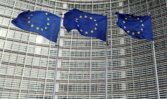 Des drapeaux de l'Union européenne flottent à l'extérieur de la Commission européenne à Bruxelles