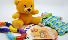 Les enfants uniques approchent en moyenne 3.112 euros d’épargne à l’adolescence, tandis que ceux évoluant dans des familles nombreuses chutent à environ 1.338 euros. Illustration. (Neelam279 / Pixabay)