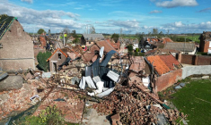 Une vue aérienne montre les dégâts causés par une tornade à Bihucourt