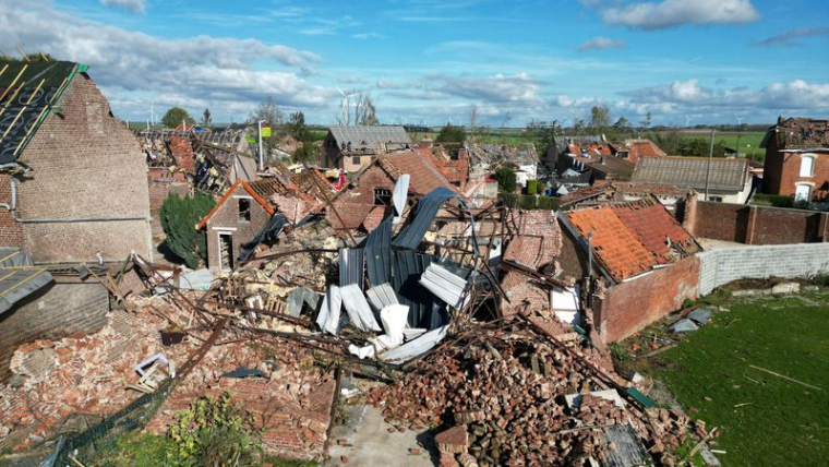 Une vue aérienne montre les dégâts causés par une tornade à Bihucourt