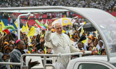 Le pape Léon XIV (au centre) salue la foule depuis la papamobile à son arrivée au stade de Bata (Guinée équatoriale), le 22 avril 2026 ( AFP / Alberto PIZZOLI )