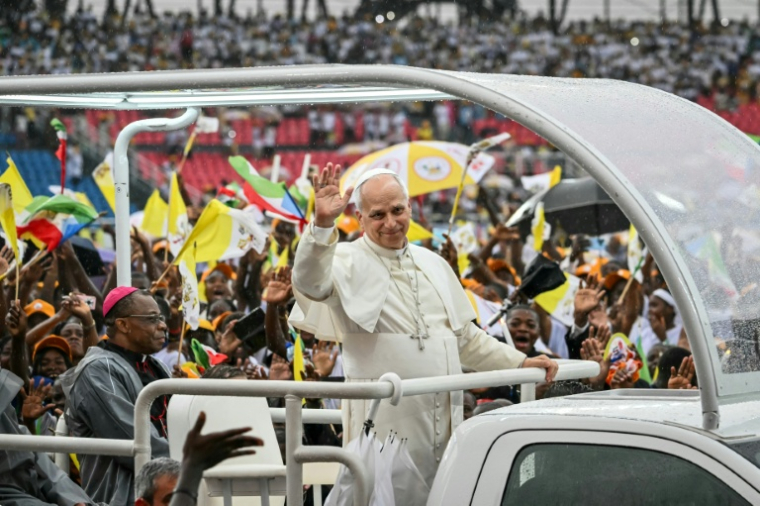 Le pape Léon XIV (au centre) salue la foule depuis la papamobile à son arrivée au stade de Bata (Guinée équatoriale), le 22 avril 2026 ( AFP / Alberto PIZZOLI )