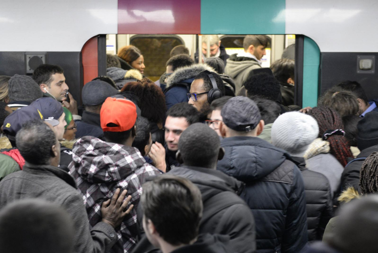 Des usagers du RER B, en 2019 (illustration) ( AFP / AURORE MESENGE )