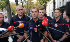 Xavier Boy, du syndicat FA SPP-PATS et porte-parole de l’intersyndicale de pompiers professionnels, devant la presse à Paris le 8 septembre 2026 ( AFP / Kenzo TRIBOUILLARD )