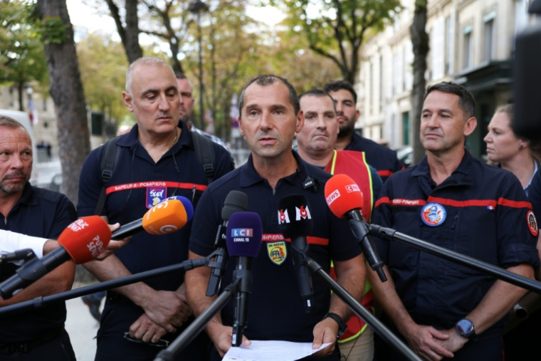 Xavier Boy, du syndicat FA SPP-PATS et porte-parole de l’intersyndicale de pompiers professionnels, devant la presse à Paris le 8 septembre 2026 ( AFP / Kenzo TRIBOUILLARD )