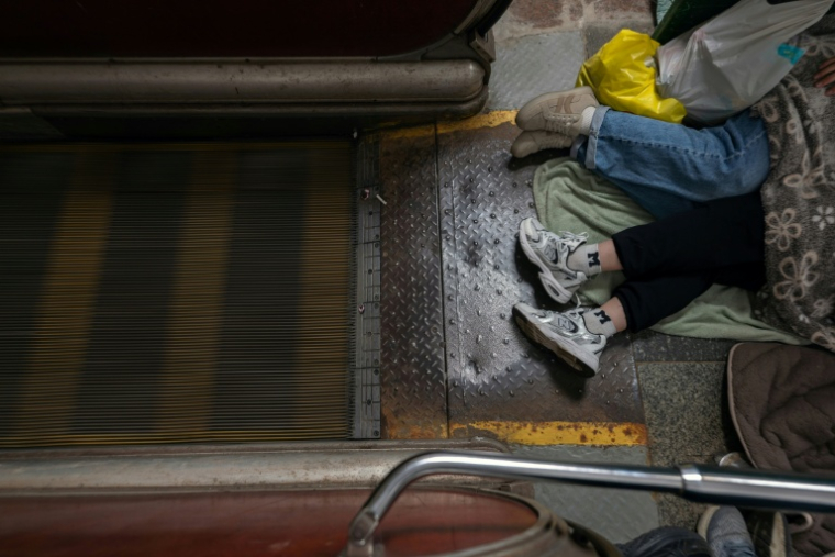 Des habitants de Kiev réfugiés dans une station de métro pendant une attaque de missiles russes sur la ville, le 30 juillet 2026 ( AFP / OLEKSII FILIPPOV )