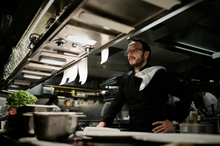 Le chef Simone Zanoni au restaurant Le George, de l'hôtel George V à Paris, le 12 septembre 2019 ( AFP / Philippe LOPEZ )