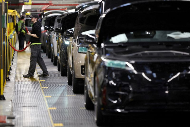 Un membre du personnel travaille sur la chaîne de production dans l'usine de Jaguar Land Rover à Solihull