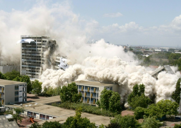 Démolition par explosifs des barres d'immeuble Ravel et Presov de la cité des 4.000 à La Courneuve, le 23 juin 2004 en Seine-Saint-Denis ( AFP / DANIEL JANIN )