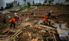 Les secours sur le site d'un glissement de terrain dans le village de Pasirlangu, près de Bandung, en Indonésie, le 25 janvier 2026 ( AFP / Timur Matahari )