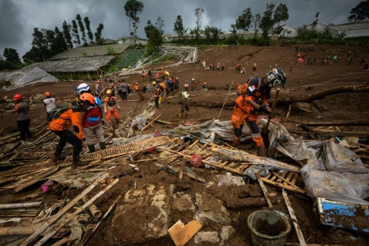 Les secours sur le site d'un glissement de terrain dans le village de Pasirlangu, près de Bandung, en Indonésie, le 25 janvier 2026 ( AFP / Timur Matahari )