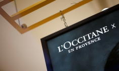 Photo d'archives: Produits cosmétiques présentés dans la vitrine d'un magasin de cosmétiques L'Occitane dans le centre de Paris