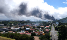 Une colonne de fumée au-dessus de Nouméa, le 14 mai 2024. ( AFP / THEO ROUBY )