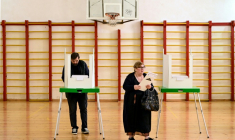 Des électeurs votent aux élections locales à Tbilissi, le 4 octobre 2025 en Géorgie ( AFP / Vano SHLAMOV )