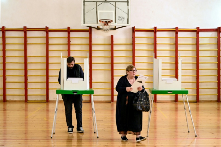 Des électeurs votent aux élections locales à Tbilissi, le 4 octobre 2025 en Géorgie ( AFP / Vano SHLAMOV )