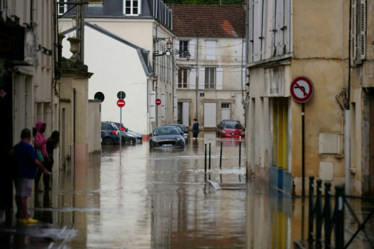 Une rue inondée de Coulommiers, dans la grande banlieue à l'est de Paris, le 10 octobre 2024 ( AFP / Dimitar DILKOFF )