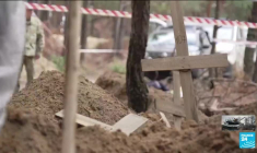 Guerre en Ukraine : reportage à Izioum où les exhumations se poursuivent