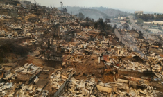 Vue aérienne d'un quartier résidentiel détruit par les flammes à Concepción, au Chili, le 18 janvier 2026 ( AFP / Raul BRAVO )