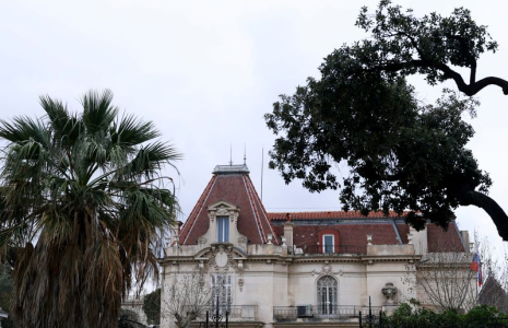 Vue du consulat de Russie à Marseille après que le consul général a confirmé qu'il y avait eu une explosion à l'intérieur