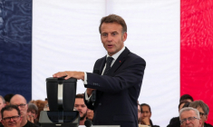 Emmanuel Macron lors d'une visite à l'usine Vorwerk, qui produit les appareils Thermomix, dans le cadre des "Choose France Days", à Donnemain-Saint-Mamès (Eure-et-Loir), le 29 mai 2026 ( REUTERS / Christian Hartmann )