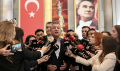 Ozgur Ozel, le chef du principal parti d'opposition en Turquie, le Parti républicain du peuple, s'exprime devant la presse après l'abandon des poursuitesvisant la direction du CHP, à Ankara le 24 octobre 2025 ( AFP / Adem ALTAN )
