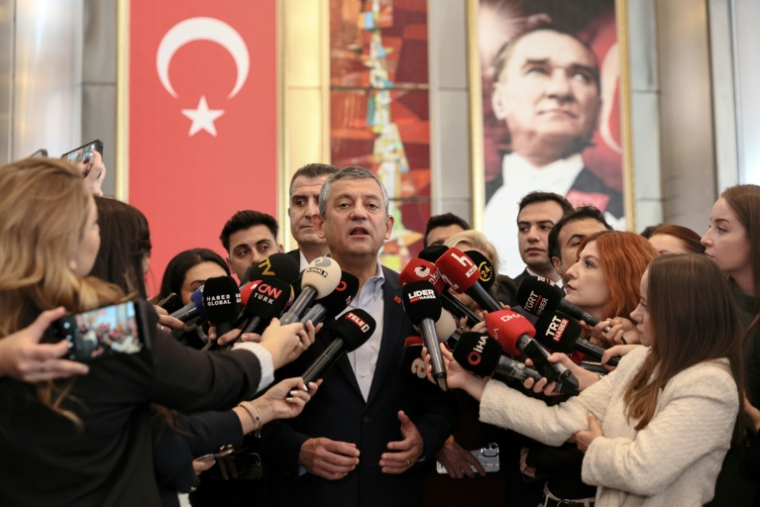 Ozgur Ozel, le chef du principal parti d'opposition en Turquie, le Parti républicain du peuple, s'exprime devant la presse après l'abandon des poursuitesvisant la direction du CHP, à Ankara le 24 octobre 2025 ( AFP / Adem ALTAN )