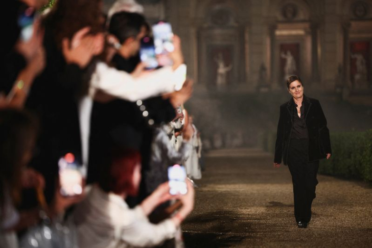 La créatrice Maria Grazia Chiuri lors du défilé de la collection Christian Dior Croisière 2026 à Rome