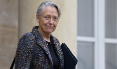 Élisabeth Borne -ici à Paris, le 5 février 2025- s'est dite ouverte à une "suspension" de la très impopulaire réforme des retraites qu'elle avait fait adopter, sans vote, en 2023. ( AFP / LUDOVIC MARIN )