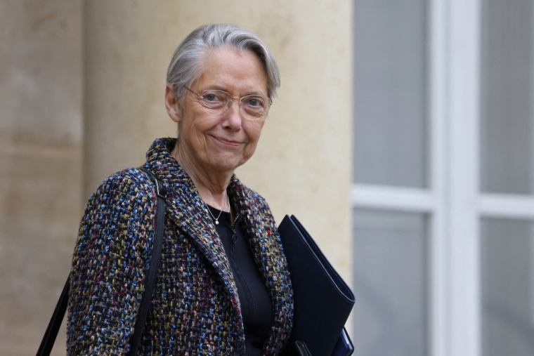 Élisabeth Borne -ici à Paris, le 5 février 2025- s'est dite ouverte à une "suspension" de la très impopulaire réforme des retraites qu'elle avait fait adopter, sans vote, en 2023. ( AFP / LUDOVIC MARIN )