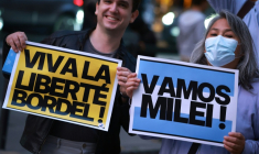 Manifestation de soutien au président argentin Javier Milei à Paris le 30 septembre 2026 ( AFP / Kenzo TRIBOUILLARD )