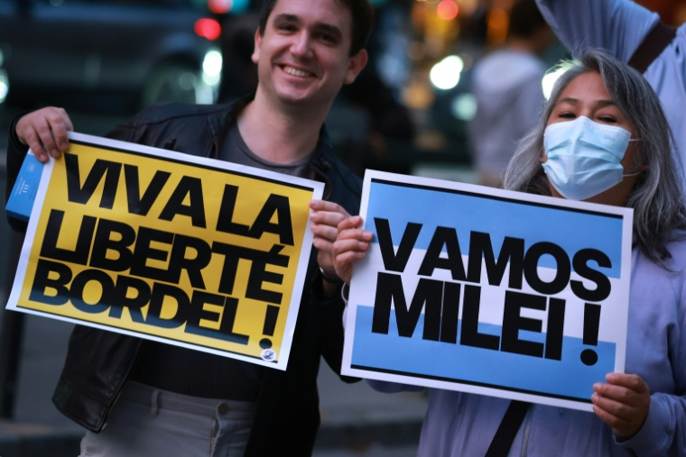 Manifestation de soutien au président argentin Javier Milei à Paris le 30 septembre 2026 ( AFP / Kenzo TRIBOUILLARD )