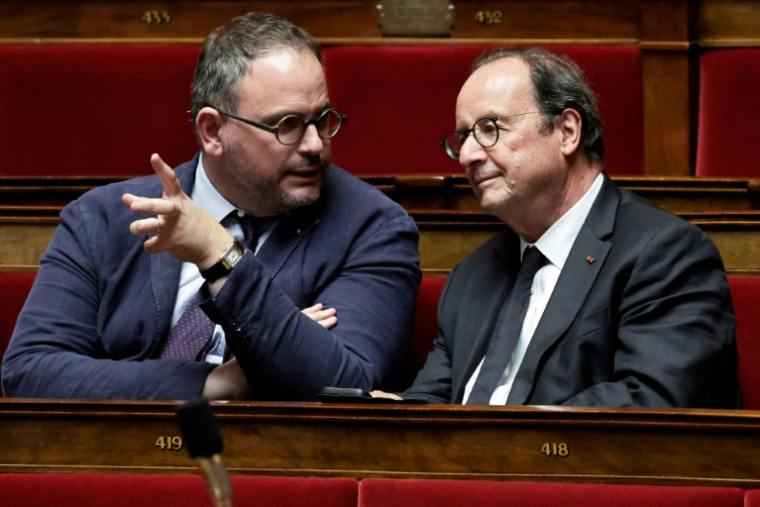 L'ancien président redevenu député François Hollande (droite) avec le député Aurélien Rousseau (gauche) à l'Assemblée nationale le 15 juillet 2026 ( AFP / STEPHANE DE SAKUTIN )