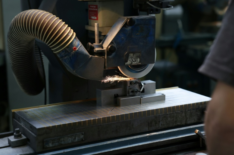 Une pièce d'acier travaillée à l'usine Brandauer, une entreprise qui fabrique minuscules composants métalliques, le 11 juin 2026 à Birmingham, dans le centre de l'Angleterre ( AFP / Darren Staples )